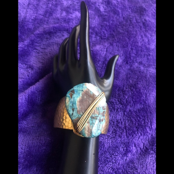 Jewelry - EUC Beautiful Blue and gold tone Bracelet